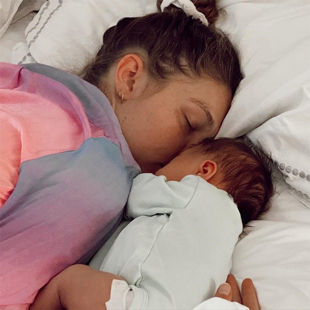 Gigi Hadid e a filha, Khai (Foto: Reprodução / Instagram)