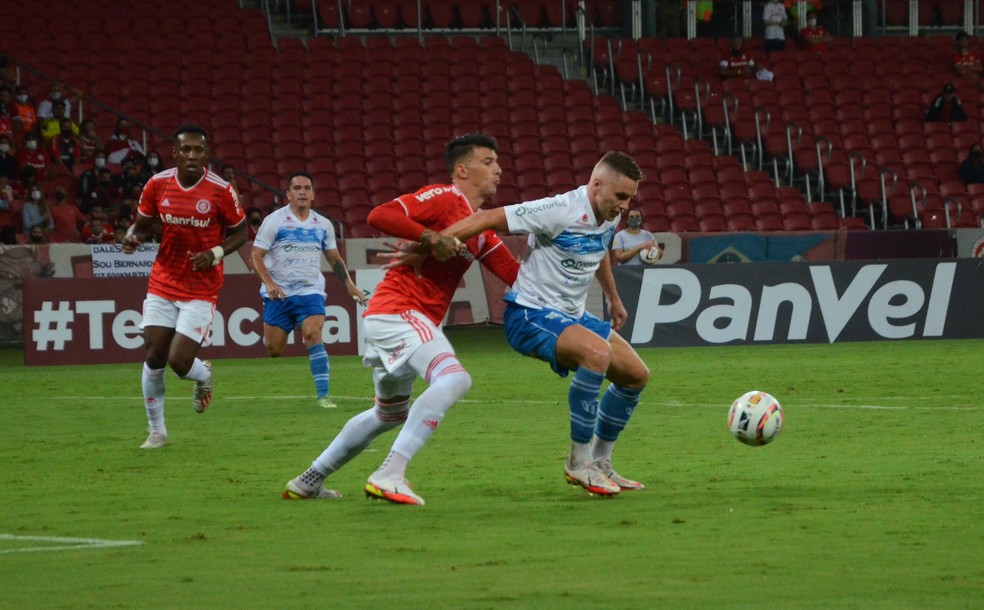 Alexandre Alemão disputa bola com Cuesta — Foto: Gustavo Henemann/ECNH