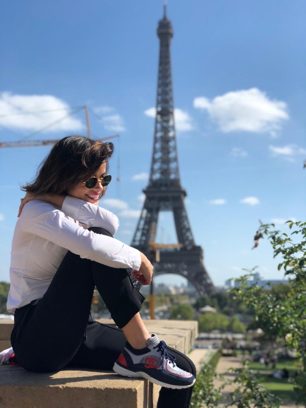 Vanessa ensina como usar tênis no pé combinado com visual estiloso e chique para tarde de passeio em Paris — Foto: Arquivo Pessoal