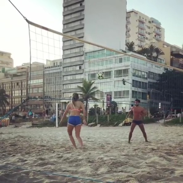 Carol Portaluppi mostra que herdou talentos futebolísticos do pai em