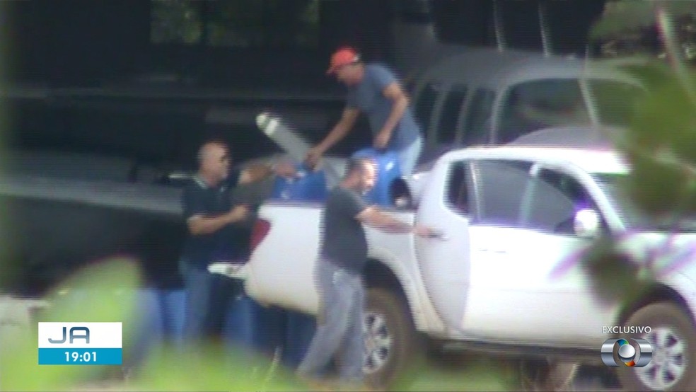 Supostos integrantes da quadrilha foram filmados descarregando combustível no local — Foto: Reprodução/TV Anhanguera