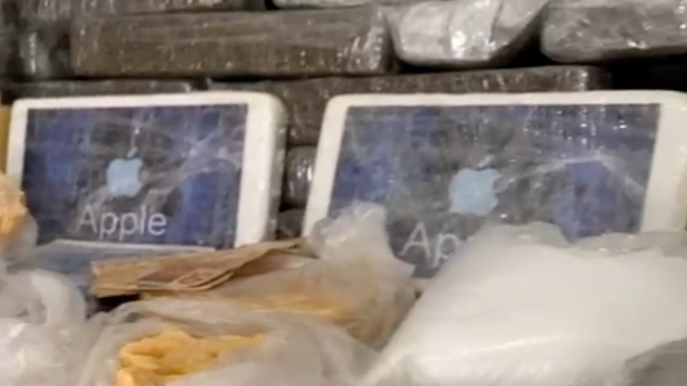 Tabletes de cocaína tinham adesivo improvisado com a marca de eletrônicos — Foto: Divulgação