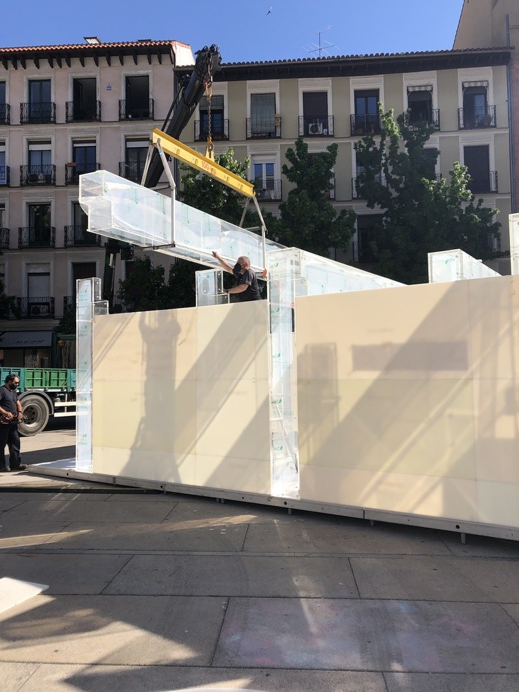 Localizado em frente ao Museu Nacional Centro de Arte Reina Sofia, o Museu do Plástico foi reciclado no dia 17 (Foto: Reprodução / Imagen Subliminal (Miguel de Guzmán + Rocío Romero))