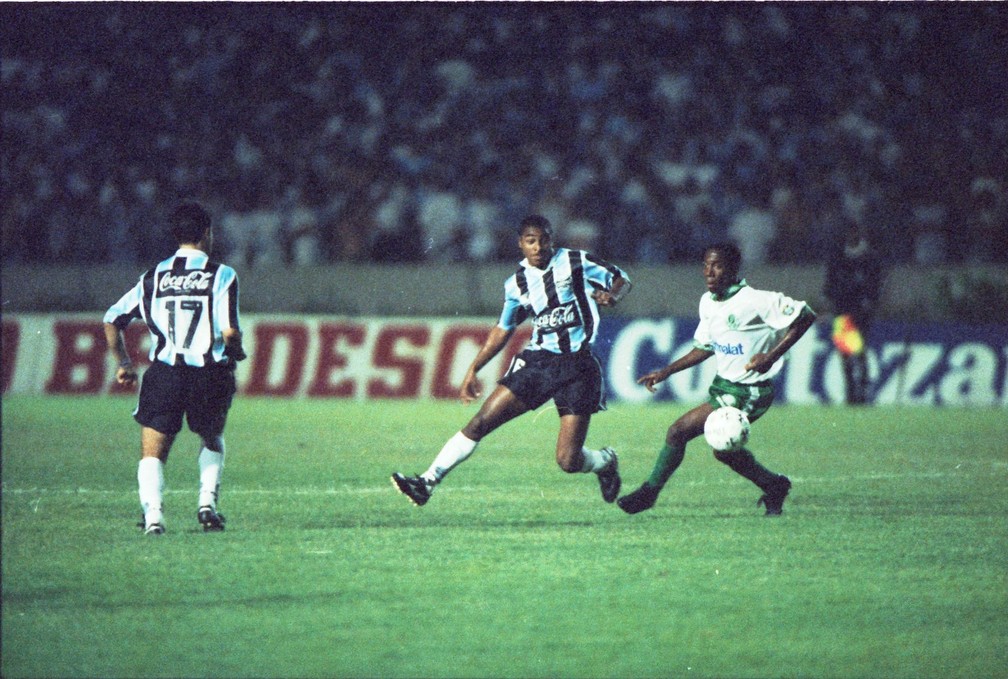 Grêmio e Palmeiras em campo pela Libertadores de 1995 — Foto: Agência RBS
