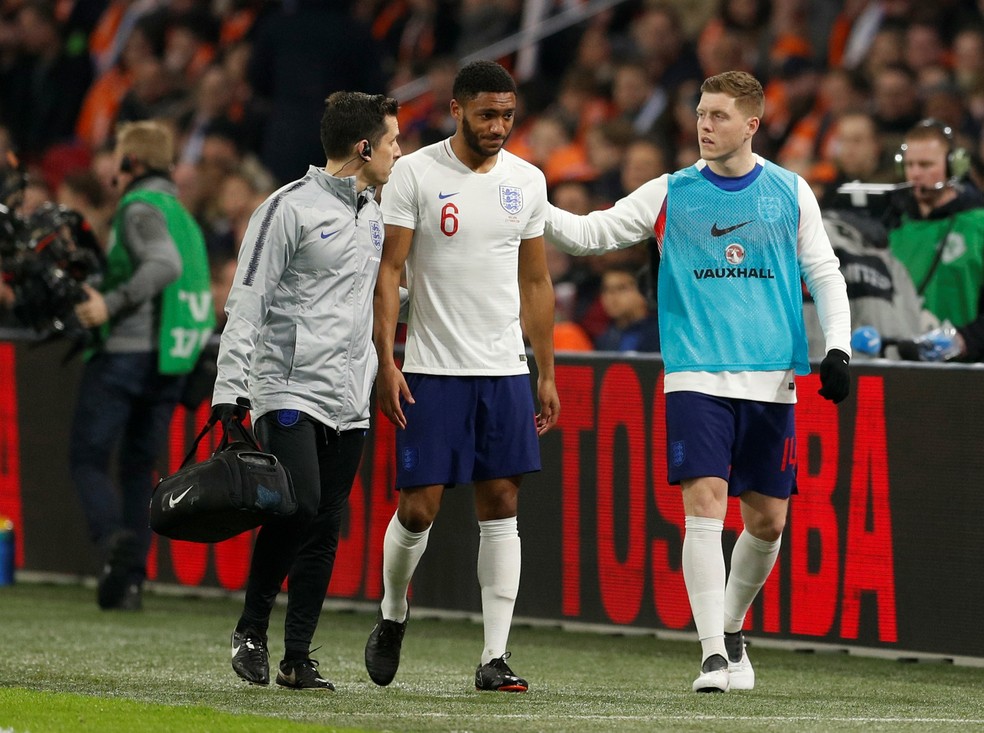 Joe Gomez deixando o campo no amistoso entre Holanda e Inglaterra, no qual se lesionou (Foto: Reuters/John Sibley)