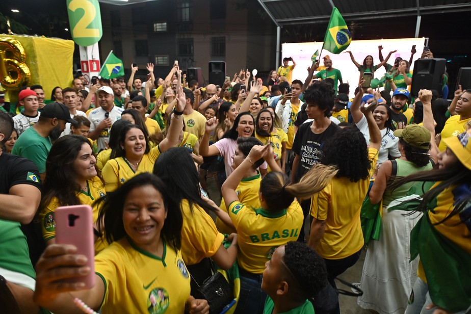 Apoiadores de Bolsonaro em frente ao comitê de campanha do presidente em Belo Horizonte, no domingo