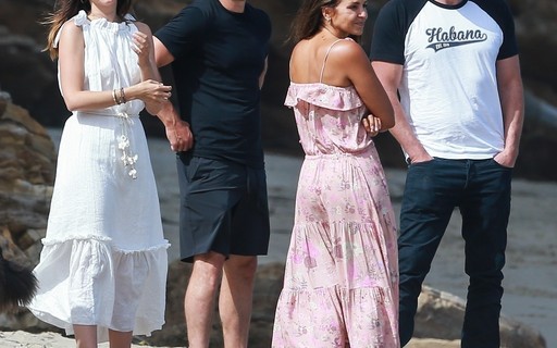 Ben Affleck e Ana de Armas curtem dia de praia com Matt Damon e a família