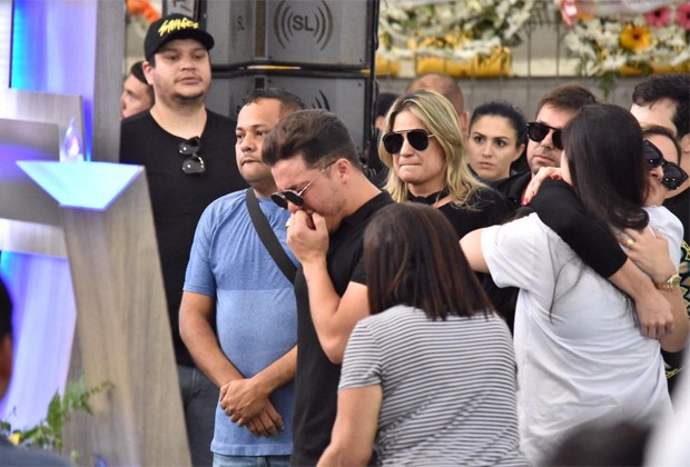 Wesley Safadão se emociona no velório de Gabriel Diniz (Foto: Felipe Souto Maior/Editora Globo)