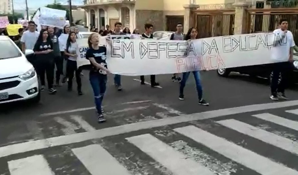 Estudantes em passeata pela ruas de Tupã no protesto contra bloqueios na educação — Foto: Eduardo Dantas/Arquivo pessoal