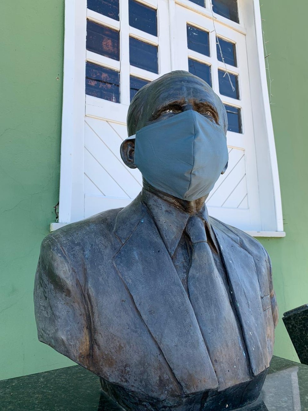 Morador coloca máscaras em estátuas de Oeiras no Piauí — Foto: Carlos Rubem 