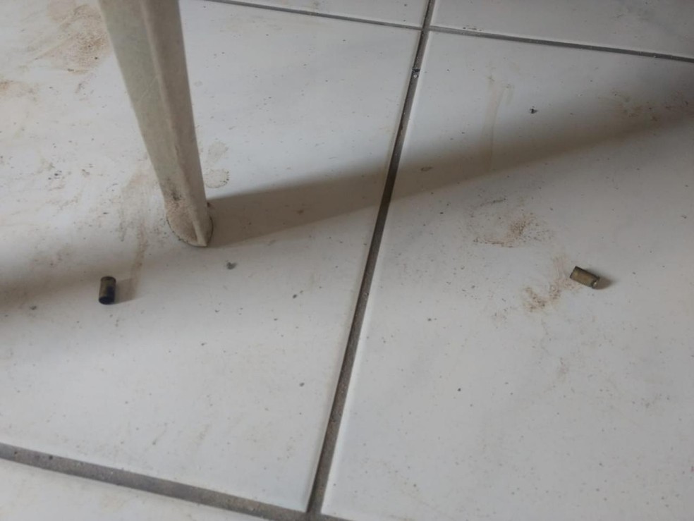 Cápsulas de balas foram encontradas na casa onde pessoas foram mortas em Araquari — Foto: Polícia Militar/Divulgação