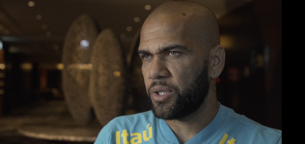 Daniel Alves fala de cuidados para estar na Copa do Mundo  Foto: Reproduo