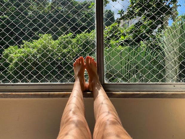 Nathalia Dill toma sol na janela de casa (Foto: Reprodução/Instagram)