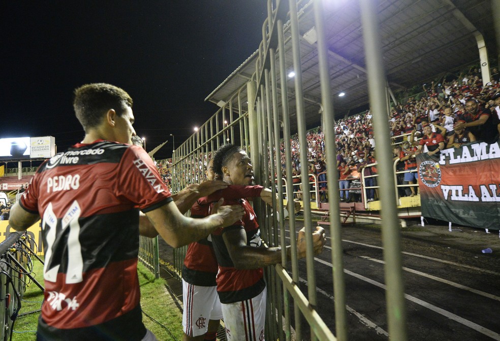 QUE ESTRELA! Marinho faz seu primeiro gol pelo Flamengo logo na estreia e dedica ao pai