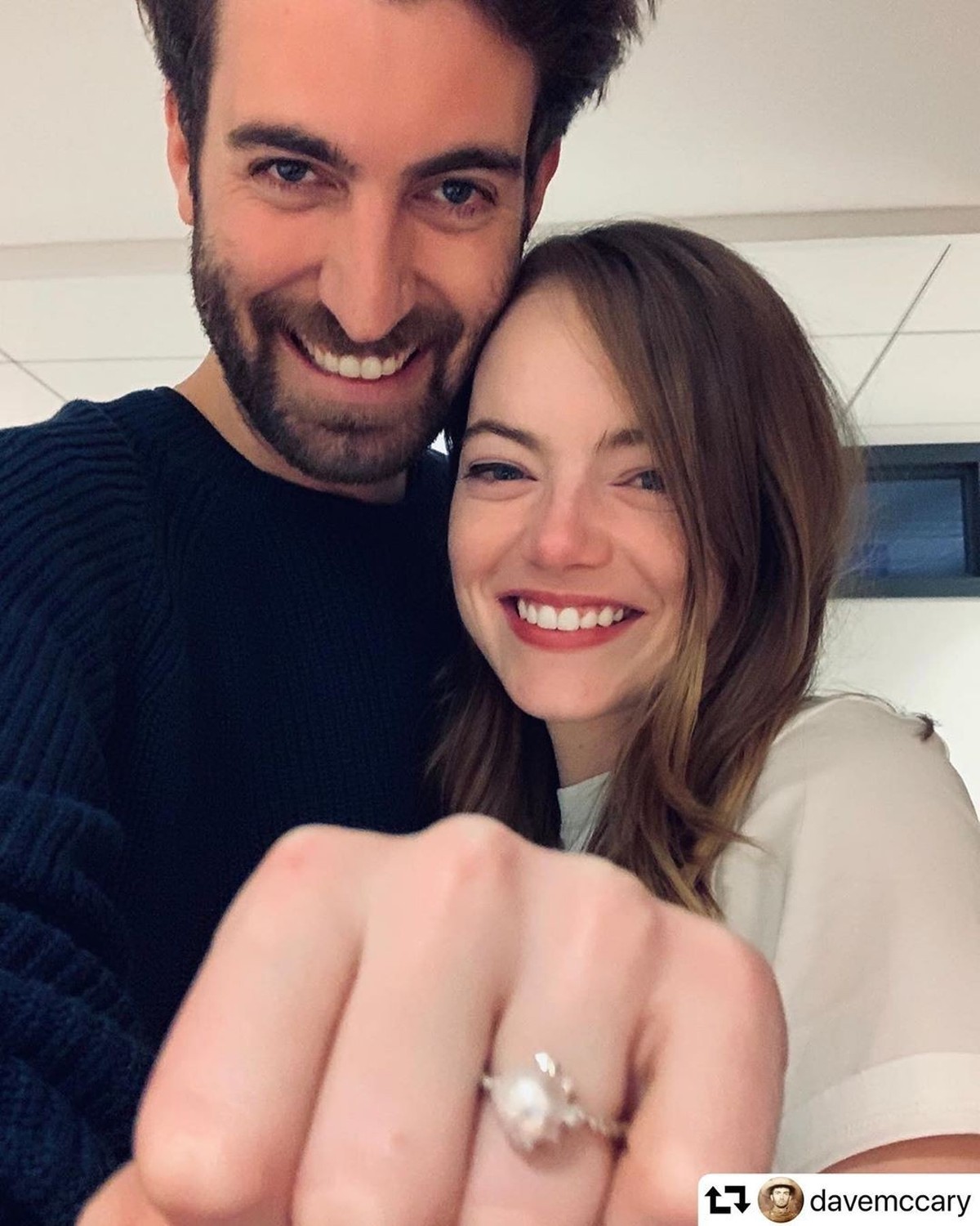Emma Stone ficou noiva e ganhou anel de noivado de pérola superdelicado