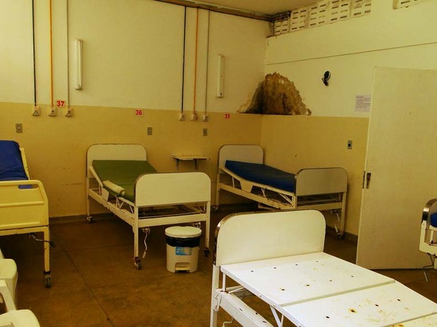Enfermarias estão vazias no Hospital Regional Monsenhor Antônio Barros, em São José de Mipibu, por problemas de infiltração (Foto: Ricardo Araújo/G1)