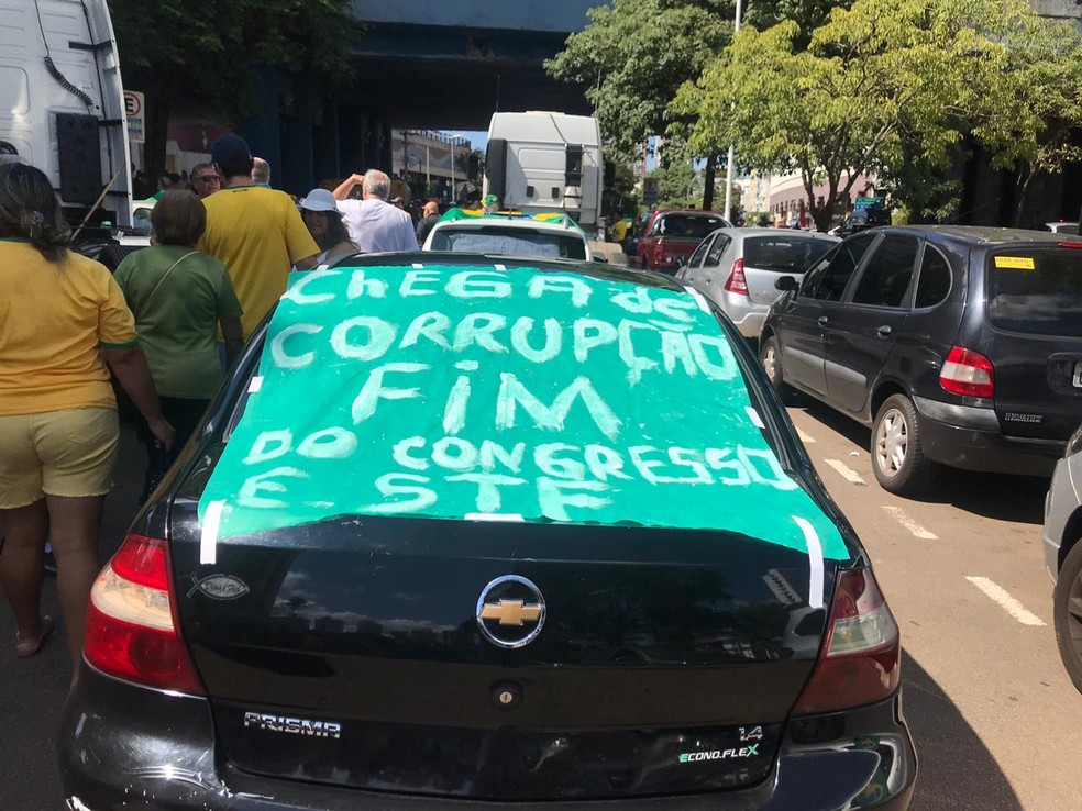 Faixa em carro em ato em Jundiaí — Foto: Vinicius Whitehead/TV TEM