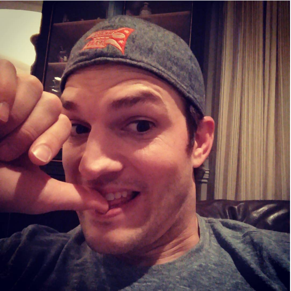 O ator Ashton Kutcher segurando o riso (Foto: Instagram)