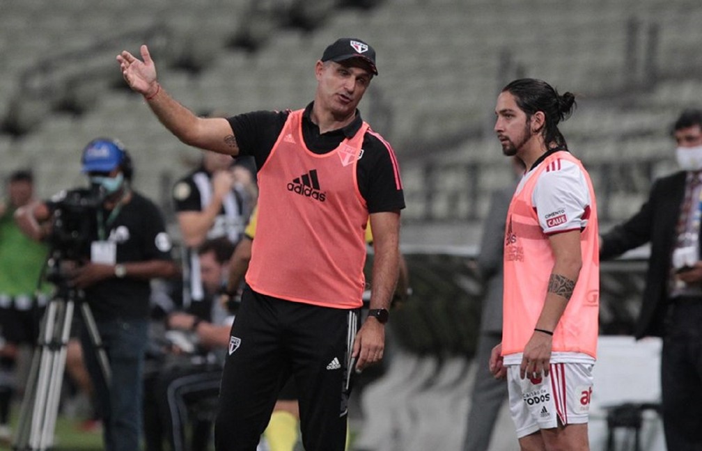 Tricolor dosa minutos de Rigoni e Benítez e mira clássico para aliviar pressão