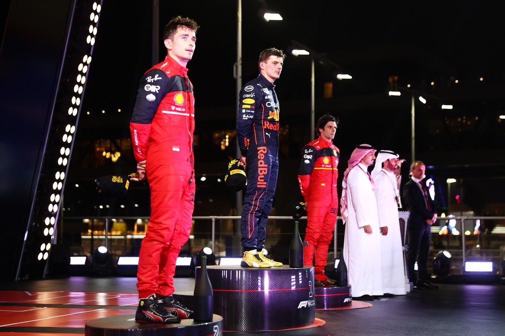 O pódio do GP da Arábia Saudita de 2022 com Charles Leclerc, Max Verstappen e Carlos Sainz — Foto: Dan Istitene/F1 via Getty Images