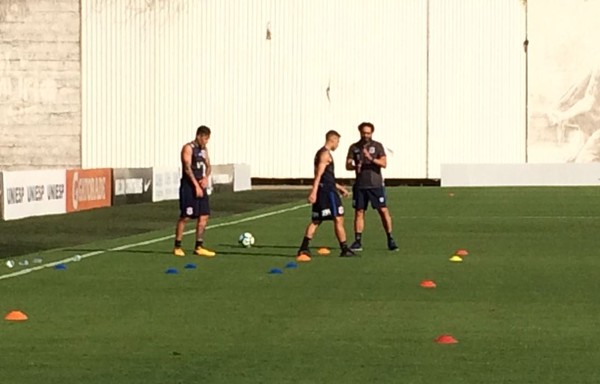 Guilherme Arana treina no campo, mas é dúvida no Corinthians contra o Santos