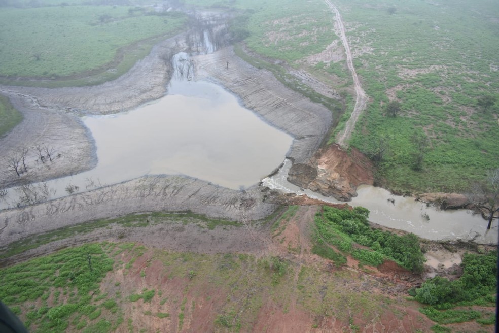 Imagens aÃ©reas mostram rompimento de barragem na Bahia â Foto: Secom/GOVBA