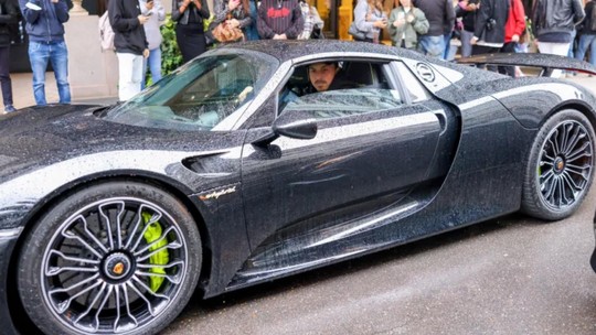 Ibrahimović chega de Porsche 918 Spyder de R$ 4,5 milhões na semana de moda de Milão