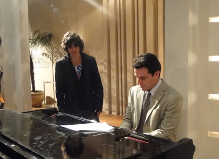 Rodrigo Lombardi e Fiuk tocam piano nos bastidores de Passione
