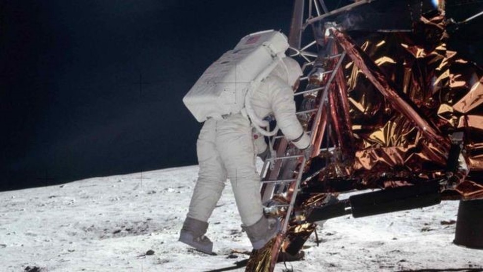 O piloto Buzz Aldrin desce os degraus da escada do módulo lunar enquanto se prepara para andar na Lua durante a missão Apollo 11 — Foto: Nasa