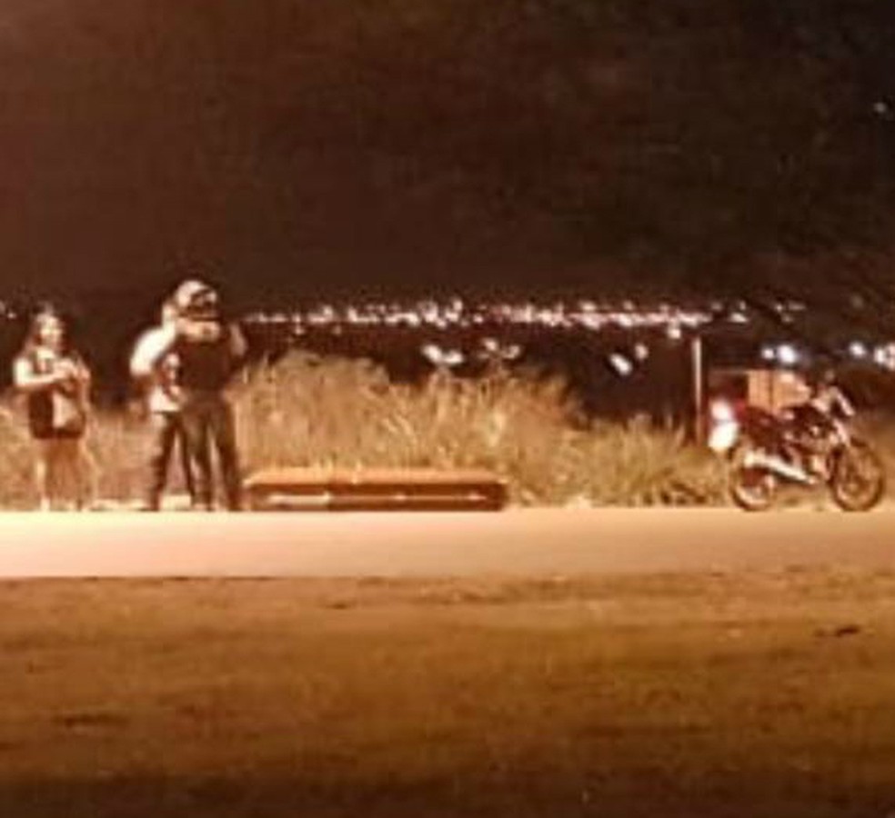 Caixão ficou para trás após cair de carro funerário — Foto: Divulgação