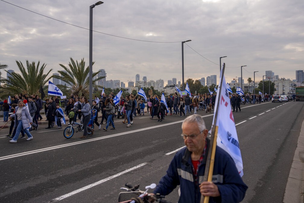 Manifestantes em Jerusalém protestam contra reforma judicial sugerida pelo premiê de Israel, em 13 de fevereiro de 2023. — Foto: Oded Balilty/ AP