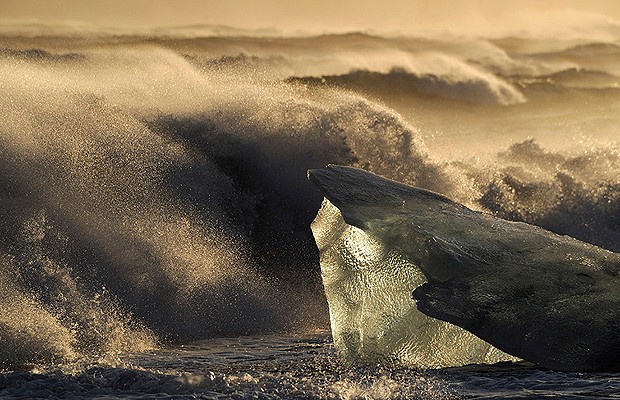Icebergs flutuam na água e se quebram em pedaços menores, na Islândia. Depois, eles seguem para o norte do oceano Atlântico (Foto: James Balog )