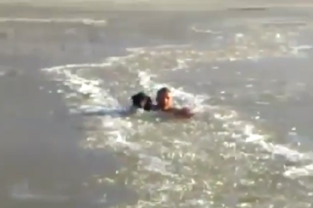Homem enfrenta frio e dificuldades de lago congelado para salvar cachorro (Foto: Reprodução)