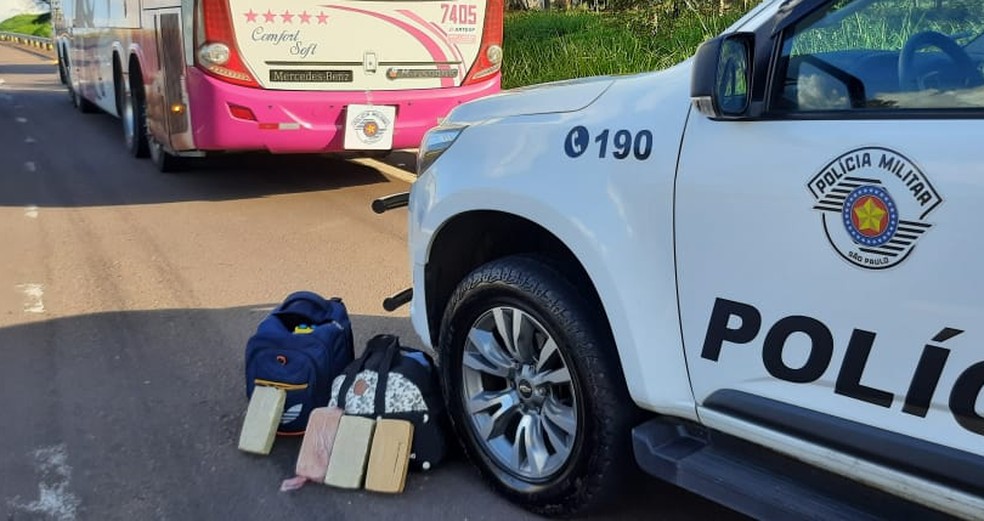 Pasta base de cocaína era transportada pelo casal em um ôninus — Foto: Polícia Rodoviária