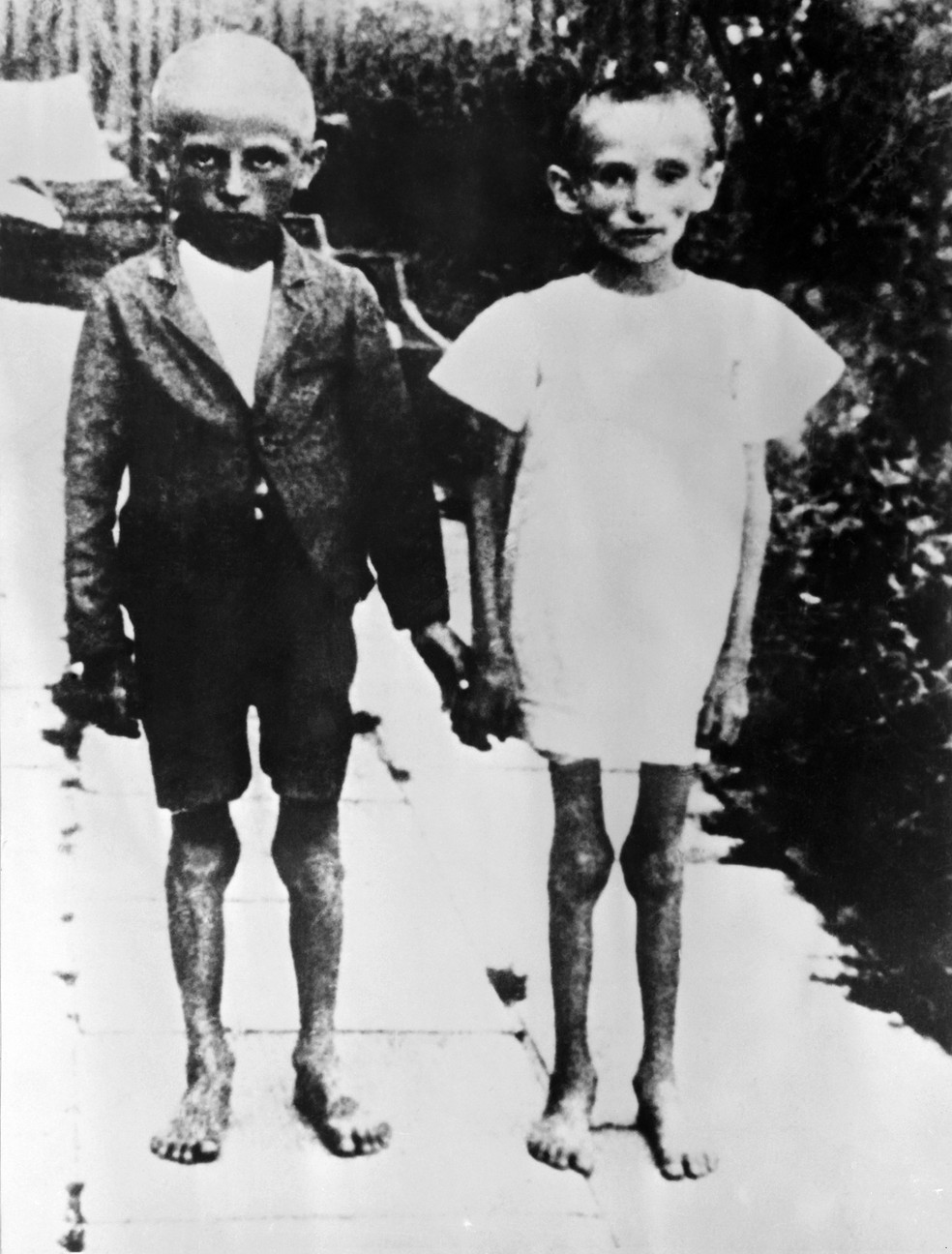 Duas crianças são vistas após a libertação do campo de concentração de Auschwitz, na Polônia, em janeiro de 1945 — Foto: AFP