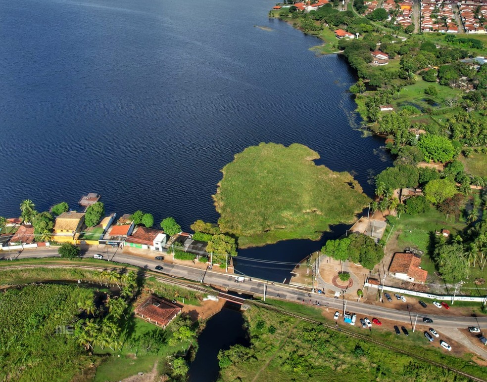 Bloco de vegetação se desprendeu e formou uma espécie de "ilha" — Foto: Marinaldo Estevam/Cedida