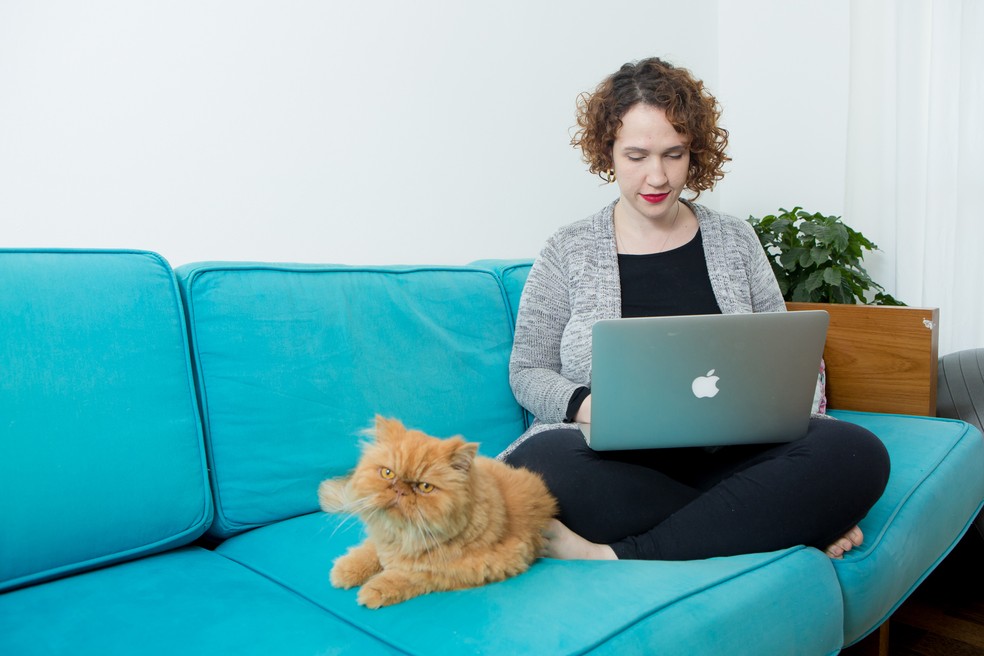 Cael Horta abriu agência de marketing dentro de casa depois de procurar emprego por um ano e meio; hoje fatura de R$ 3 mil a R$ 4 mil por mês (Foto: Celso Tavares/G1)