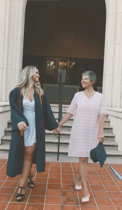 Marina Liberato surge em vídeo celebrando a formatura ao lado da mãe (Foto: reprodução/ Instagram)