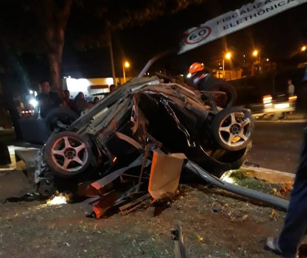 Carro bateu em um poste na Avenida Philadelpho Gouveia Neto &mdash; Foto: Arquivo Pessoal