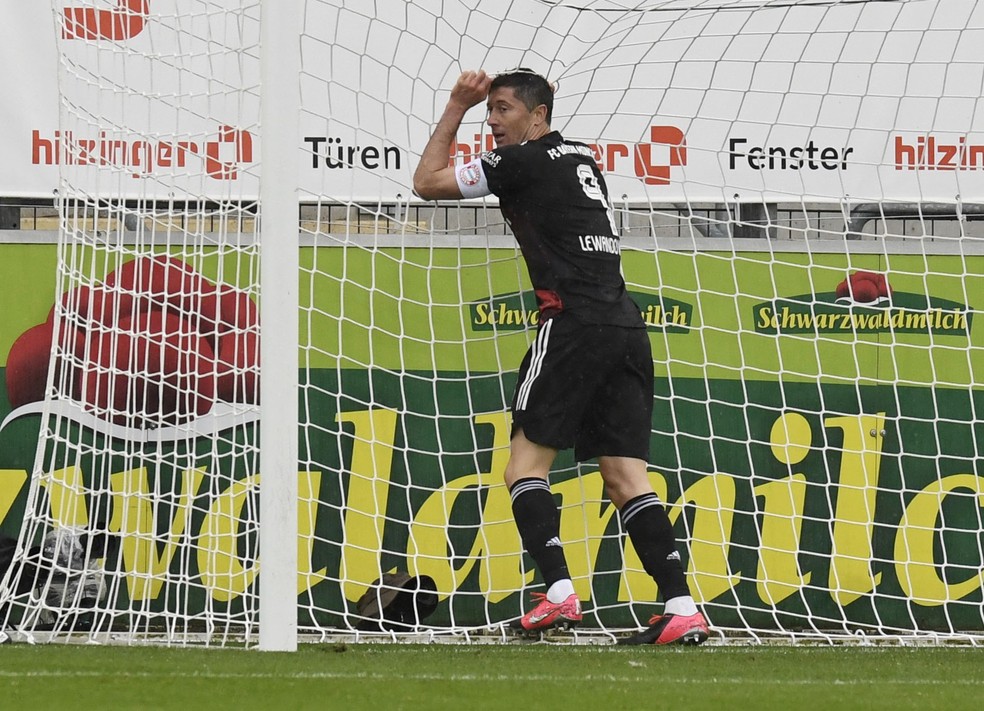 Lewandoski se apoia na rede depois de chance perdida pelo Bayern de Munique — Foto: REUTERS/Thomas Kienzle