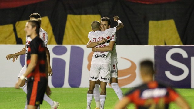Pablo e Daniel Alves comemoram o gol do São Paulo