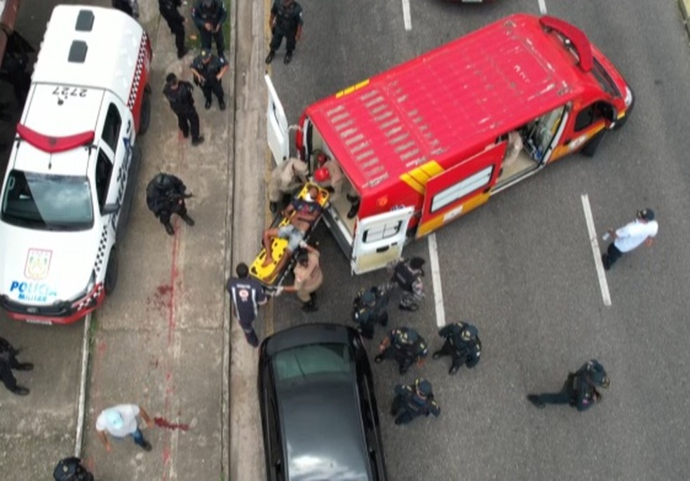 Sequestro em Belém: Homem é socorrido, após fazer mãe e crianças reféns. — Foto: Reprodução / TV Liberal