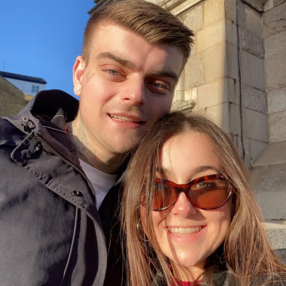 Ashley Wadsworth viajou mais de 7 mil km em novembro, do Canadá para a Inglaterra, para conhecer namorado virtual (Foto: Reprodução/Facebook)