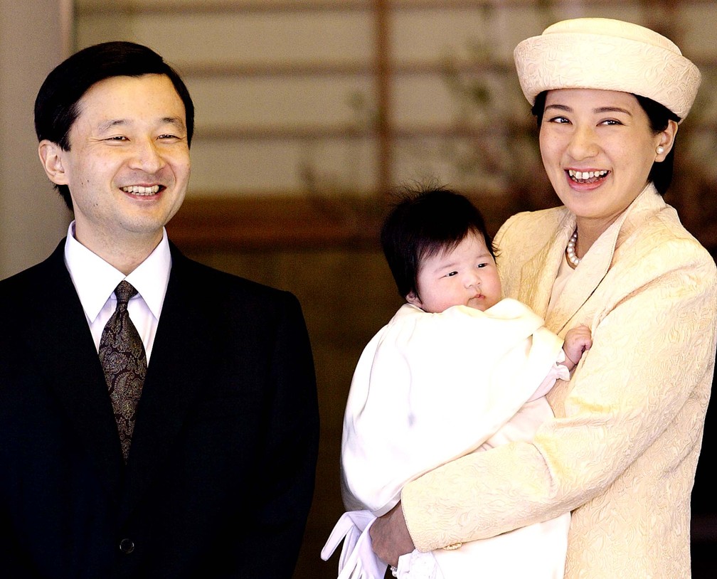 O príncipe Naruhito, a princesa Masako e a filha do casal, a princesa Aiko, em uma foto de 2002. Pela lei imperial japonesa, Aiko, por ser menina, não pode ascender ao trono. — Foto: Yoshikazu Tsuno/AFP