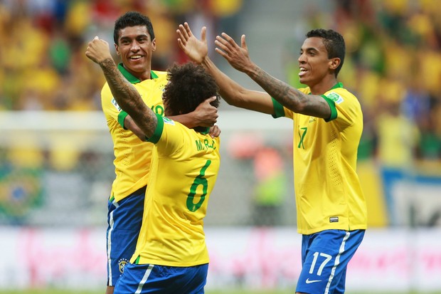 Paulinho, Marcelo e Luiz Gustavo comemoram (Foto: Getty Images)