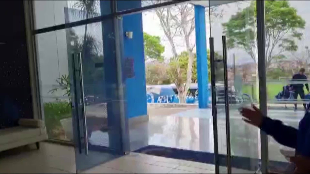 Jogadores do Cruzeiro são recebidos com festa de funcionários na Toca