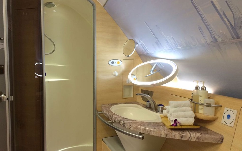 Primeira classe do A380 tem spa com lugar para somar banho (Foto: Vivian Reis/G1)