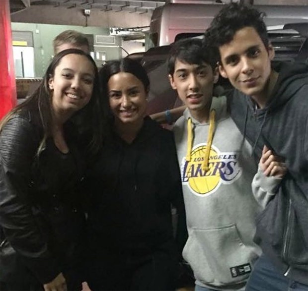Demi Lovato posa com fãs no Brasil (Foto: Reprodução/Twitter)