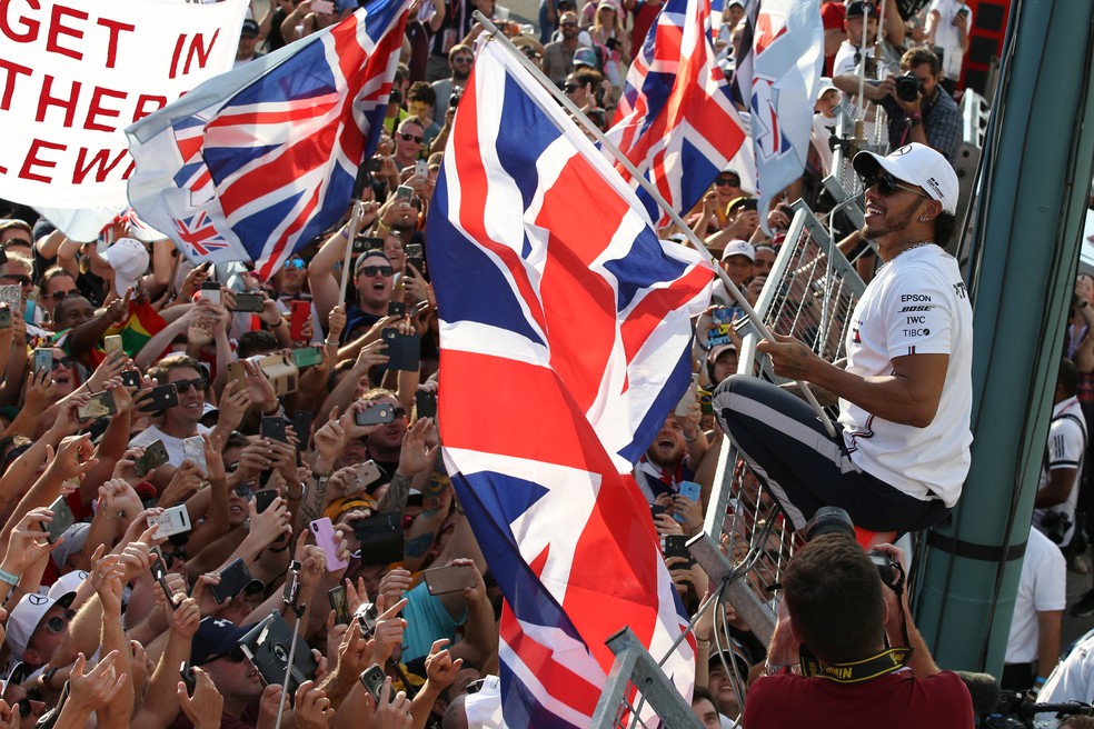 Lewis Hamilton saúda torcida inglesa após vitória na Hungria — Foto: Getty Images