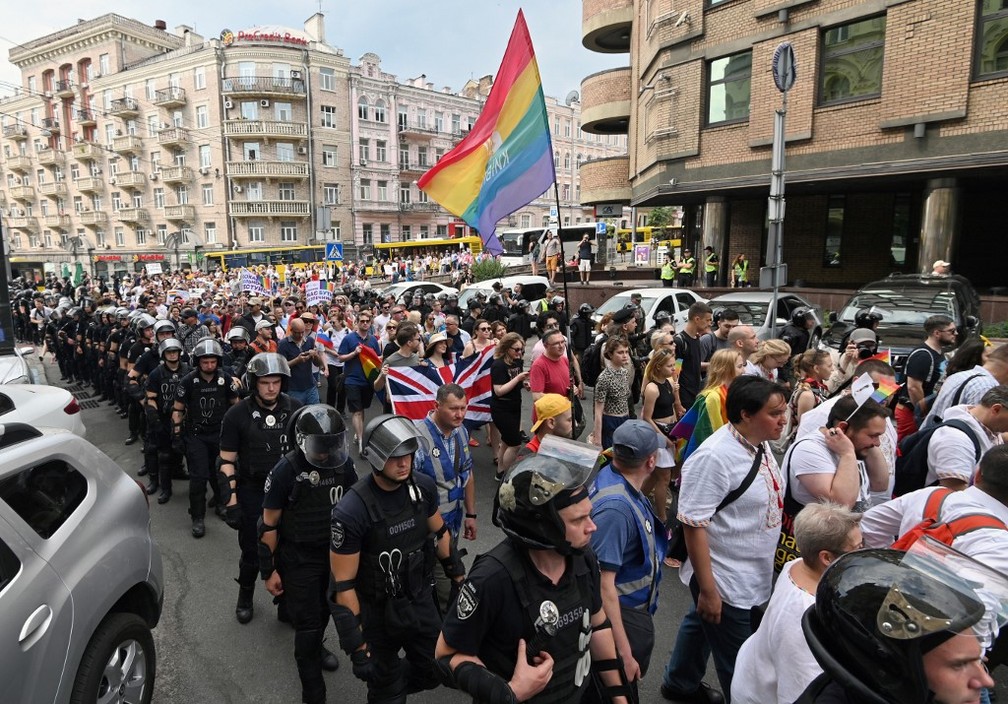Imagem da parada do orgulho gay em Kiev, na Ucrânia — Foto: Genya Savilov/ AFP